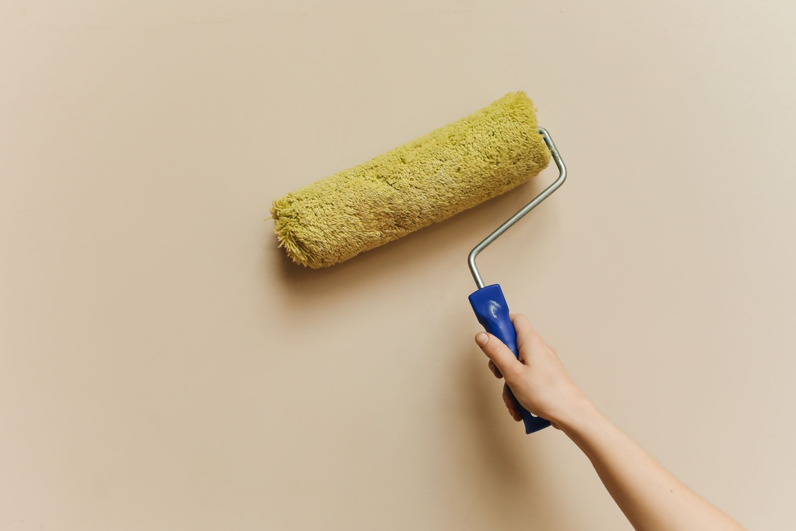 Malerarbeit an einer hellen Wand